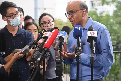 PILIHAN RAYA PRESIDEN: Encik Tharman Shanmugaratnam bercakap kepada media tentang keputusannya untuk tampil sebagai calon Pilihan Raya Presiden akan datang di Kelab Masyarakat Taman Jurong pada Khamis.
