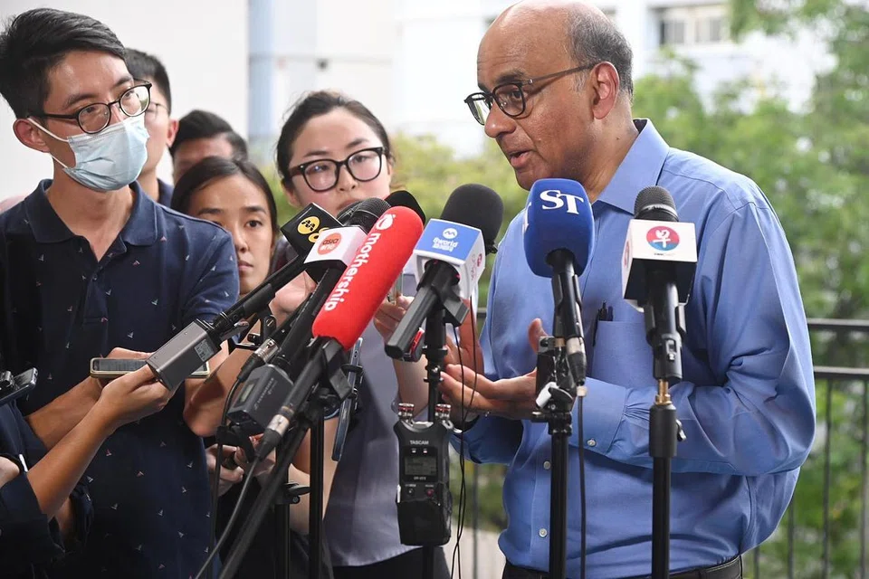 PILIHAN RAYA PRESIDEN: Encik Tharman Shanmugaratnam bercakap kepada media tentang keputusannya untuk tampil sebagai calon Pilihan Raya Presiden akan datang di Kelab Masyarakat Taman Jurong pada Khamis.