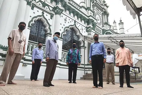 MANFAAT 'BERSAMAMU': Dr Faishal Ibrahim (tiga dari kanan) beramah-tamah semasa kunjungannya ke Masjid Abdul Gafoor baru-baru ini. Antara yang hadir ialah Ustaz Pasuni Maulan (tiga dari kiri), Ustaz Abdul Aziz Mohamed (kanan) dan Ustaz Mohammed Nazim Rahuma Dulla (tengah). Dr Faishal berkata program Bersamamu turut membantu pasangan India Muslim. - Foto FACEBOOK/FAISHAL IBRAHIM