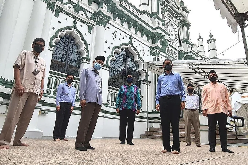 MANFAAT 'BERSAMAMU': Dr Faishal Ibrahim (tiga dari kanan) beramah-tamah semasa kunjungannya ke Masjid Abdul Gafoor baru-baru ini. Antara yang hadir ialah Ustaz Pasuni Maulan (tiga dari kiri), Ustaz Abdul Aziz Mohamed (kanan) dan Ustaz Mohammed Nazim Rahuma Dulla (tengah). Dr Faishal berkata program Bersamamu turut membantu pasangan India Muslim. - Foto FACEBOOK/FAISHAL IBRAHIM