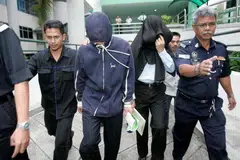 DIBEBASKAN MAHKAMAH AUSTRALIA: Gambar fail bekas anggota polis Azilah Hadri (dua dari kiri) dan Sirul Azhar Umar (dua dari kanan) pada 15 Januari 2005 setelah dituduh membunuh Altantuya Shaariibuu. 