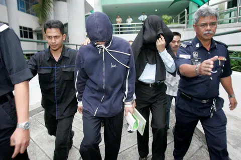DIBEBASKAN MAHKAMAH AUSTRALIA: Gambar fail bekas anggota polis Azilah Hadri (dua dari kiri) dan Sirul Azhar Umar (dua dari kanan) pada 15 Januari 2005 setelah dituduh membunuh Altantuya Shaariibuu. 