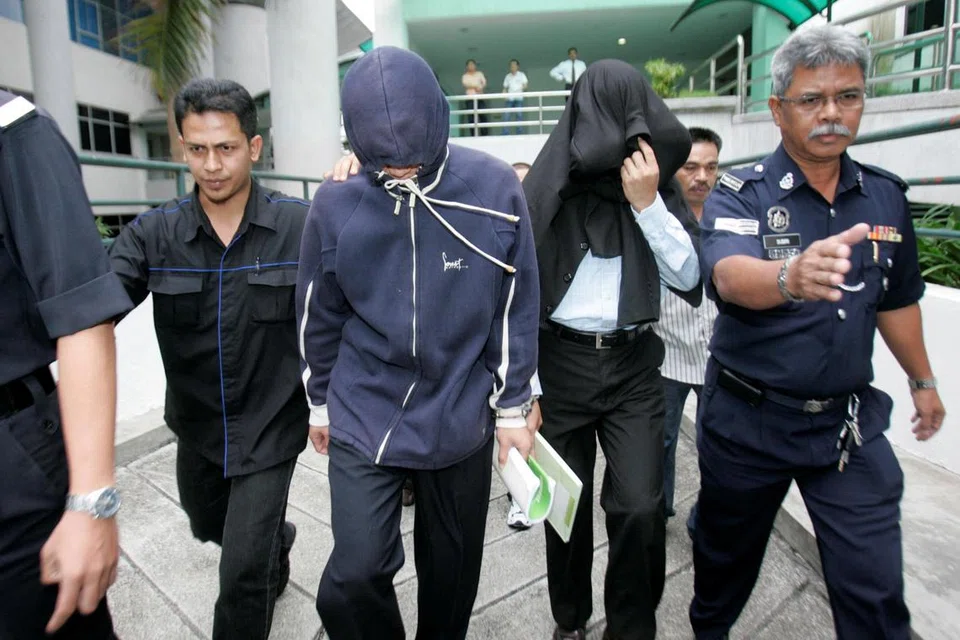 DIBEBASKAN MAHKAMAH AUSTRALIA: Gambar fail bekas anggota polis Azilah Hadri (dua dari kiri) dan Sirul Azhar Umar (dua dari kanan) pada 15 Januari 2005 setelah dituduh membunuh Altantuya Shaariibuu. 