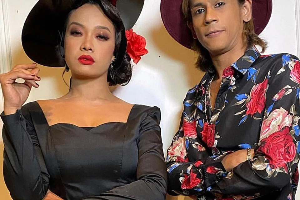 PERSEMBAHAN BERTENAGA: Di sebalik kedudukannya sebagai peserta underdog, Cliff Umar (kanan) menunjukkan paduan vokalnya dengan MimiFly 'menjadi' kelmarin. - Foto INSTAGRAM MIMIFLY
