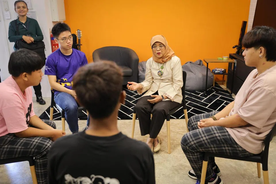 BERAMAH MESRA: Presiden Halimah Yacob (dua dari kanan) berinteraksi dengan beberapa belia dari program YouthGO! di pusat Care Corner Youth Services terletak di Blok 943 Tampines Avenue 5 pada 31 Mei.