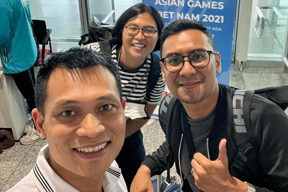 BELAJAR CAKAP VIETNAM: Wartawan BM, Zulaiqah (tengah) dan Hakim (kanan) bersama pemandu mereka di Hanoi, Anh, yang boleh bertutur bahasa Inggeris. - Foto BM oleh ZULAIQAH ABDUL RAHIM
