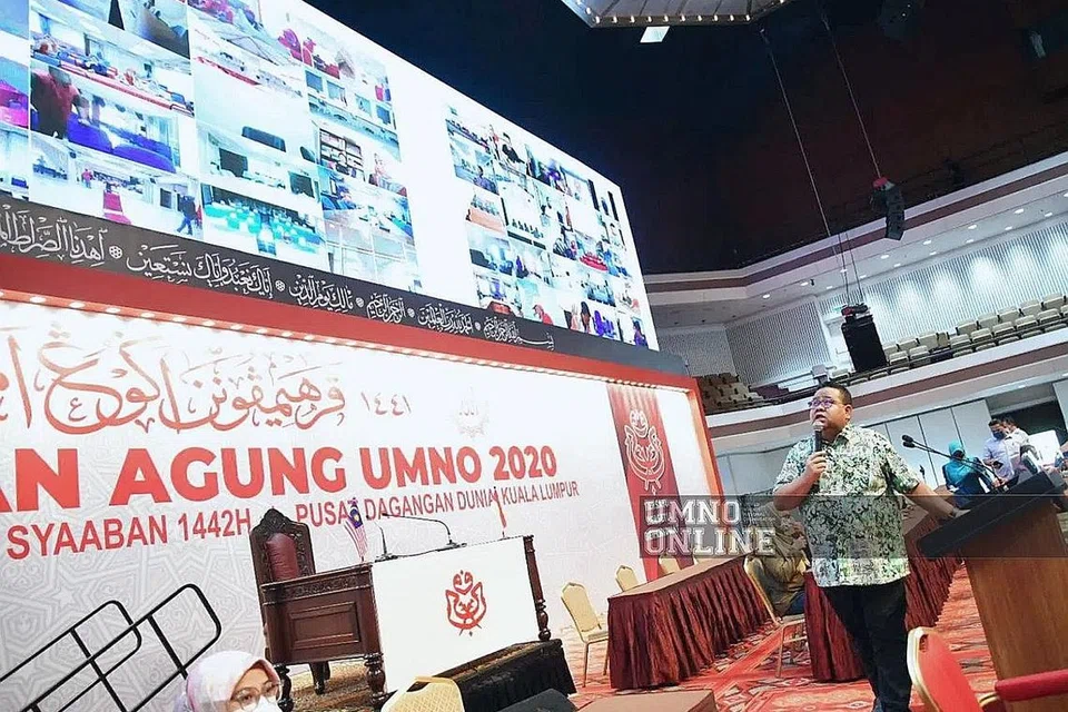PENDEKATAN HIBRID: Setiausaha Kerja Umno Malaysia Datuk Mohd Sumali Reduan berinteraksi secara live dalam siaran langsung bersama ahli Umno melalui skrin sewaktu persiapan Perhimpunan Agung Umno 2020 di Dewan Merdeka PWTC. Datuk Seri Dr Ahmad Zahid Hamidi. - Foto MEDIAUMNO dan fail