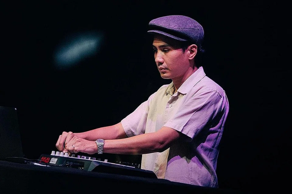  TERUSKAN EKSPERIMEN: Pereka bunyi dan penerbit muzik dengan nama pentas 'Max Lane', Safuan Johari, berminat menyelongkar sejarah budaya popular masyarakat Melayu dalam cabang muzik dan seni visual. - Foto ESPLANADE/SHAIFUL CHUMIE 