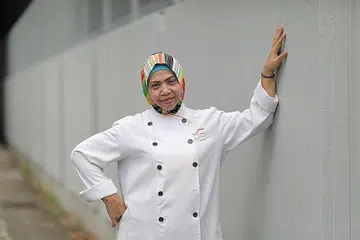 JALANI LATIHAN: Penyelia tukang masak di syarikat The Wok People, Cik Rene Airaiti Muin, menjalani kursus latihan di bawah Program Rekaan Semula Pekerjaan Penempatan Kerja dan Latihan bagi industri khidmat makanan oleh WSG selepas tempat kerjanya memperkenalkan kaunter pembayaran sistem pengenalan frekuensi radio (RFID). - Foto BM oleh ONG WEE JIN
