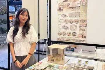 Pelajar jurusan reka bentuk dalaman dari Politeknik Singapura (SP), Cik Syazmira Samsaimond, mencipta reka bentuk bilik darjah dan ruang pembelajaran bagi membantu murid sekolah rendah peringkat atas belajar dengan lebih kendiri sambil menangani tekanan akademik dengan leih berkesan.