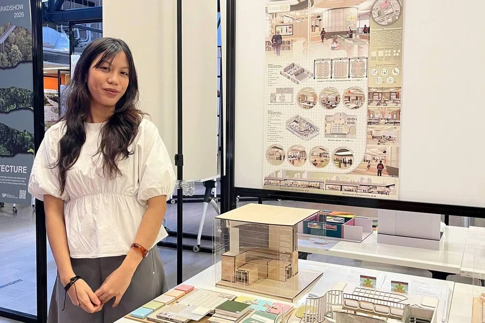 Pelajar jurusan reka bentuk dalaman dari Politeknik Singapura (SP), Cik Syazmira Samsaimond, mencipta reka bentuk bilik darjah dan ruang pembelajaran bagi membantu murid sekolah rendah peringkat atas belajar dengan lebih kendiri sambil menangani tekanan akademik dengan leih berkesan.