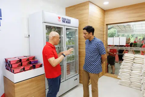 Menteri Negara (Tenaga Manusia merangkap Kebudayaan, Masyarakat dan Belia), Encik Dinesh Vasu Dash (kanan) dan Ketua Pegawai Eksekutif FFTH, Encik Robin C. Lee hadir di majlis pelancaran Kedai Masyarakat di Bedok South pada 16 Mei.