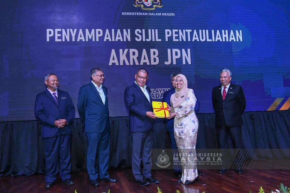 Menteri Dalam Negeri, Datuk Seri Saifuddin Nasution Ismail (tiga dari kiri), dan Timbalannya, Datuk Seri Dr Shamsul Anuar Nasarah (dua dari kiri) menyampaikan Sijil Pentauliahan Akrab Jabatan Pendaftaran Negara (JPN) di Perhimpunan Bulanan Kementerian Dalam Negeri (KDN) di Putrajaya pada 14 Februari.