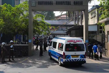 Anggota keselamatan berkawal ketika sebuah ambulans memasuki Hospital Karapitiya selepas serangan kapal selam ke atas kapal tentera Iran, IRIS Dena, di luar pantai Sri Lanka, di Galle, Sri Lanka, pada 5 Mac 2026. 