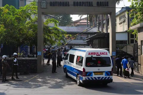 Anggota keselamatan berkawal ketika sebuah ambulans memasuki Hospital Karapitiya selepas serangan kapal selam ke atas kapal tentera Iran, IRIS Dena, di luar pantai Sri Lanka, di Galle, Sri Lanka, pada 5 Mac 2026. 