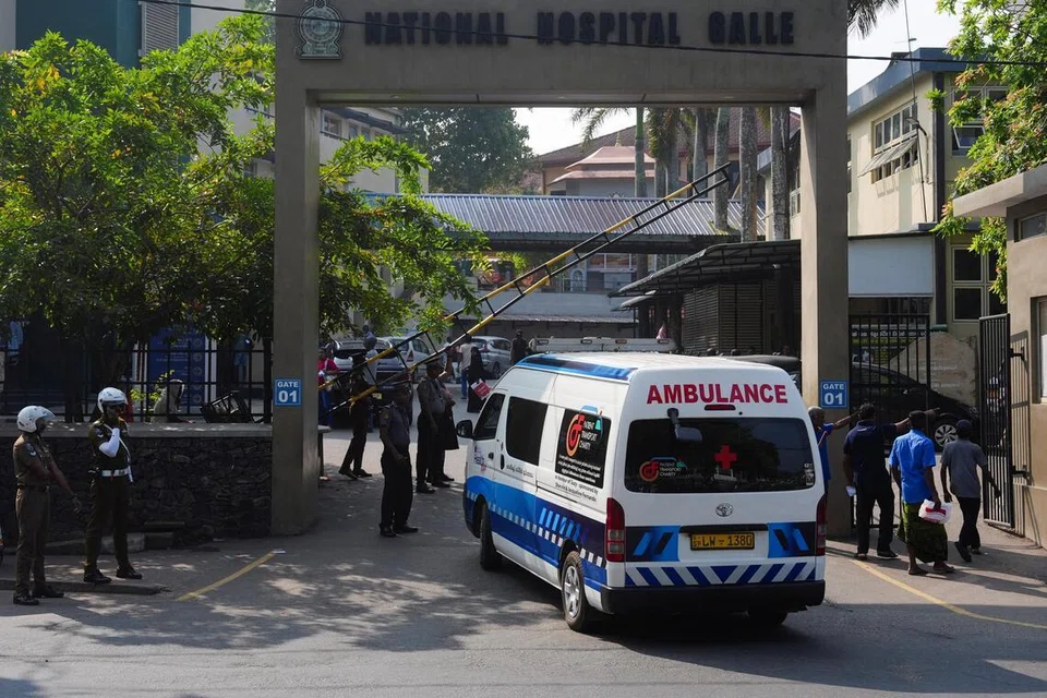 Anggota keselamatan berkawal ketika sebuah ambulans memasuki Hospital Karapitiya selepas serangan kapal selam ke atas kapal tentera Iran, IRIS Dena, di luar pantai Sri Lanka, di Galle, Sri Lanka, pada 5 Mac 2026. 