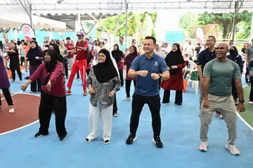Pemangku Menteri Bertanggungjawab bagi Ehwal Masyarakat Islam, Encik Zaqy Mohamad (baris depan, dua dari kanan) menyertai sesi senaman secara beramai-ramai melibatkan lebih 50 peserta di acara Kasih Keluarga, Sihat Bersama (KKSB) pada 11 Oktober. Lokasi tersebut merupakan salah satu daripada 12 kawasan M³+@Towns yang mengambil bahagian dalam inisiatif kesihatan masyarakat KKSB pada 11 Oktober 2026, yang bertujuan menggalakkan keluarga Melayu/Islam agar lebih proaktif dalam menjaga kesihatan dan kesejahteraan mereka.