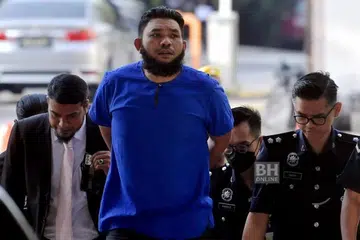 Bekas Exco Pemuda Umno, Wan Muhammad Azri Wan Deris, yang lebih dikenali sebagai Papagomo, didakwa di mahkamah pada 2 Mei atas tuduhan membuat kenyataan menghasut yang mendatangkan kebencian terhadap Yang di-Pertuan Agong Malaysia, Sultan Ibrahim.