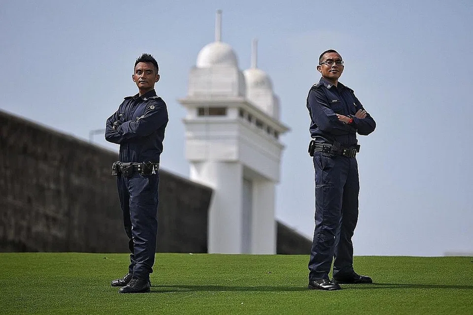 SERTA PELBAGAI ACARA LARIAN: Pegawai Pemulihan (RO) Mustafa Kamal Fasalul Rahman (Gambar atas) dan rakan baiknya, Ketua Wadar (CW) Amir Hamzah Abdul Razak, kerap menyertai pelbagai acara larian sejak lapan tahun lalu. - Foto-Foto BH oleh KEVIN LIM