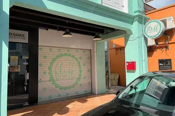 TERPAKSA TUTUP: Sejak langkah pemutus litar diperkenalkan, Fluff Bakery telah mengalih 80 peratus perniagaannya dalam talian untuk memenuhi permintaan pelanggan. Namun, dengan langkah pencegahan lebih ketat, Encik Ashraf terpaksa menutup kedainya semasa tempoh pemutus litar ini. - Foto ihsan MOHD ASHRAF MOHAMMAD ALAMI dan fail