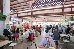 Pusat penjaja telah lama menjadi sebahagian daripada hidup rakyat Singapura, dengan gerai-gerai menjual makanan harian yang enak pada harga yang murah dan berpatutan. Gambar diambil di Pasar dan Pusat Makanan Geylang Serai.