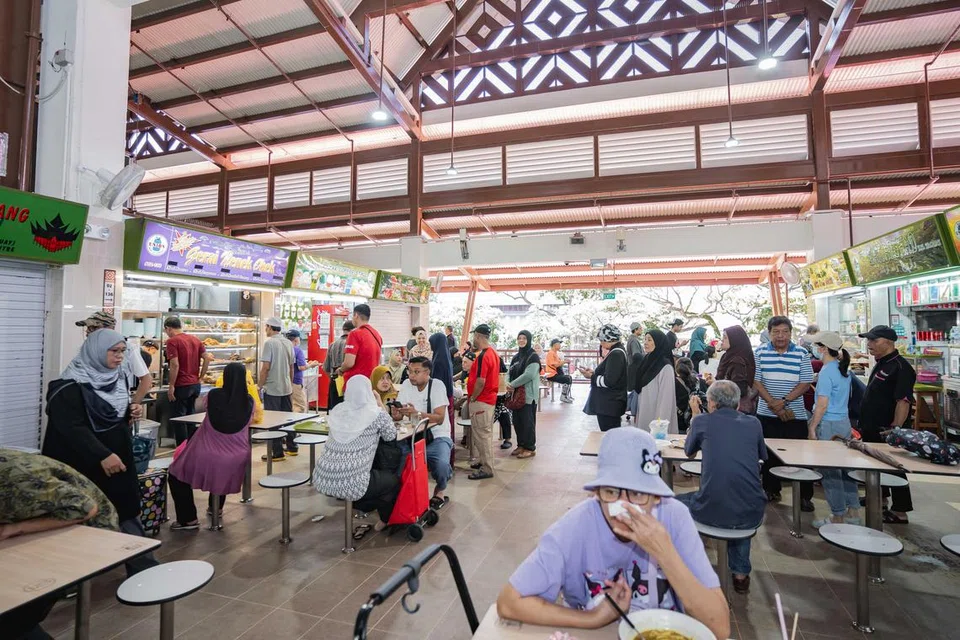 Pusat penjaja telah lama menjadi sebahagian daripada hidup rakyat Singapura, dengan gerai-gerai menjual makanan harian yang enak pada harga yang murah dan berpatutan. Gambar diambil di Pasar dan Pusat Makanan Geylang Serai.