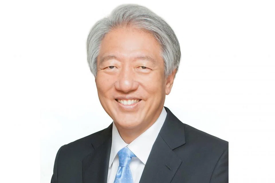 TANGGUNGJAWAB BARU: Encik Teo Chee Hean (atas) dan Encik Tharman Shanmugaratnam akan dilantik sebagai Menteri Kanan. - Foto fail