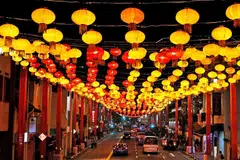 PENYALAAN LAMPU TAHUN BARU TERBESAR: Tanglung merah dan kuning yang dipasang di sekitar Chinatown membentuk perkataan "chun" yang membawa maksud 'musim bunga'. Tanglung-tanglung tersebut merupakan sebahagian daripada penyalaan lampu di Chinatown yang terbesar dalam sejarah sempena Tahun Baru Cina. - Foto SPH