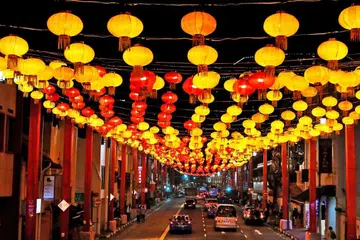 PENYALAAN LAMPU TAHUN BARU TERBESAR: Tanglung merah dan kuning yang dipasang di sekitar Chinatown membentuk perkataan "chun" yang membawa maksud 'musim bunga'. Tanglung-tanglung tersebut merupakan sebahagian daripada penyalaan lampu di Chinatown yang terbesar dalam sejarah sempena Tahun Baru Cina. - Foto SPH