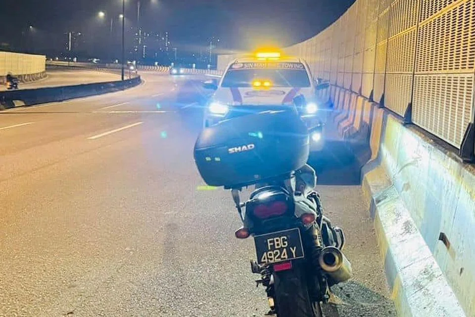 KAWASAN KEJADIAN: Motosikal mangsa di kawasan kejadian di Lebuh Raya Lingkaran Penyuraian Timur.
