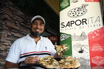 HARGA BERPATUTAN: Pemegang saham Saporita, Encik Husain Kagalwala, menawarkan konsep makanan asli Italy bermutu tinggi di pusat penjaja supaya boleh dinikmati ramai. 
