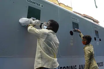 PANTAU KESIHATAN: Seorang penduduk di Hyderabad, India menjalani ujian swab di salah sebuah pusat pemeriksaan kesihatan. India merupakan antara negara yang teruk terjejas dengan penularan wabak ini. 