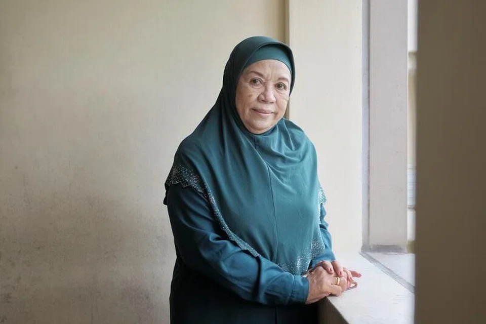 PELAJARI KEMAHIRAN DIGITAL: Cik Mahani Mohammed (berbaju hijau tua & gambar sisipan) menyertai progam Gerakan Transformasi Digital untuk Warga Emas di hab masyarakat SG Digital di Kelab Masyarakat Toa Payoh Central untuk mempelajari kemahiran digital.