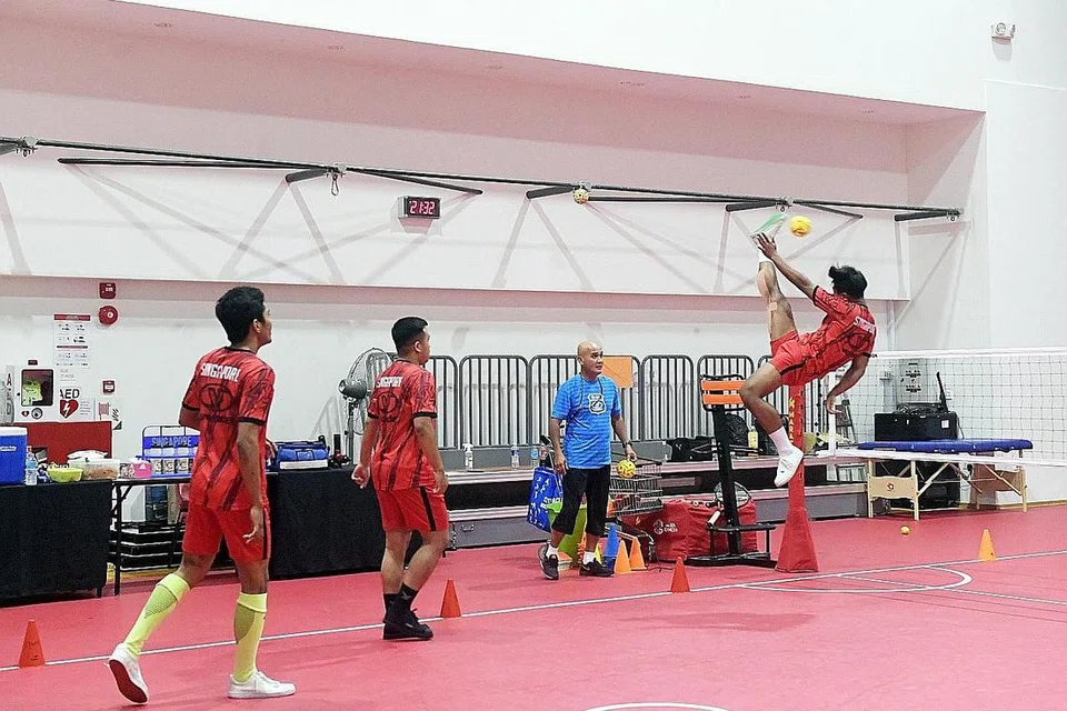 KEMBALI BERSAING: Pemain pasukan lelaki sepak takraw nasional menjalani latihan November lalu sebagai persediaan bagi Sukan Sea di Hanoi pada hujung tahun ini. Liga Perdana dan Liga Nasional Perses dijangka bermula Jun ini. - Foto fail