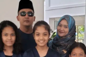 DALAM PROSES BERPINDAH: Encik Mohammad Azim Abdul Aziz (bersongkok) sekeluarga sudah memulakan proses pemindahan ke rumah baru dan dijangka berpindah sepenuhnya menjelang penghujung Oktober.