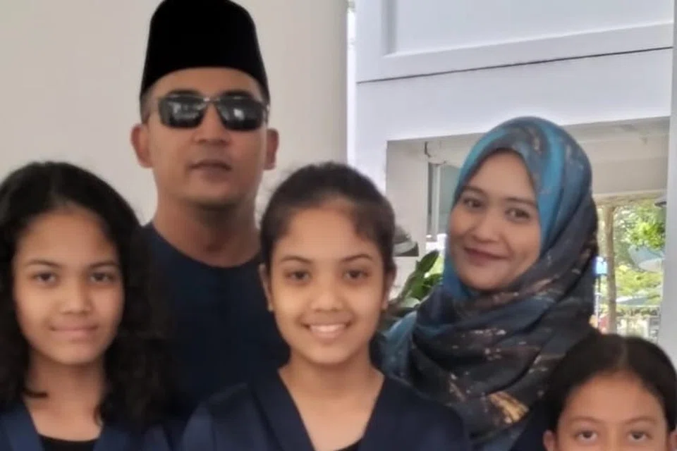 DALAM PROSES BERPINDAH: Encik Mohammad Azim Abdul Aziz (bersongkok) sekeluarga sudah memulakan proses pemindahan ke rumah baru dan dijangka berpindah sepenuhnya menjelang penghujung Oktober.