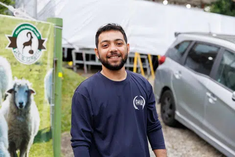 Antara lebih 100 sukarelawan yang tampil membantu menjayakan pelaksanaan ibadah tersebut di Masjid Omar Salmah adalah Encik Alireza Mazouchian.