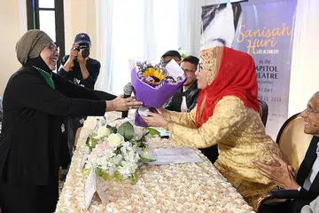 AKRAB DARI DULU HINGGA KINI: Rahimah Rahim (kiri), yang terlebih dahulu mengadakan konsert solo, mengucapkan 'Tahniah' dan 'Selamat Hari Lahir' kepada sahabatnya, Sanisah, yang dirasakan wajar diberi pengiktirafan melalui satu konsert solo.