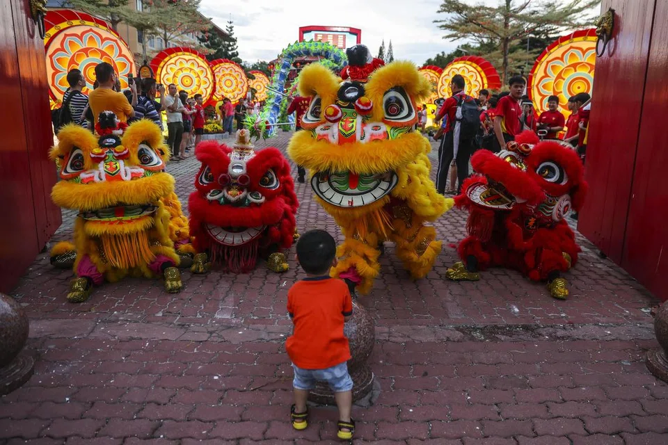Penari naga bergambar di hadapan Kuil Dong Zen semasa Festival Tanglung dan Bunga Tahun Baru Cina di Banting, Malaysia, pada 25 Januari 2025. Tahun Baru Cina jatuh pada 29 Januari, menandakan permulaan Tahun Ular.