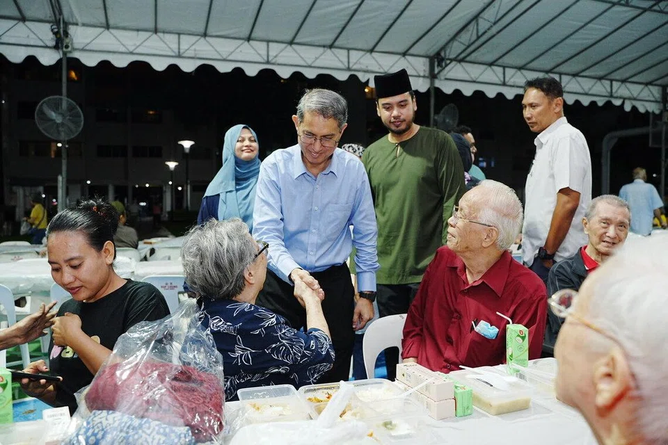 Pemangku Menteri Bertanggungjawab bagi Ehwal Masyarakat Islam, Profesor Madya Dr Muhammad Faishal Ibrahim (empat dari kiri); bersama Presiden Persatuan Muhammadiyah, Ustaz Muhammad Azri Azman (lima dari kiri); dan Ketua Pegawai Eksekutif (CEO) Muhammadiyah, Cik Roszanah Abdul Salim (tiga dari kiri); bersama warga emas dari Pusat Kesihatan dan Penjagaan Harian Muhammadiyah (MHCC) dan keluarga berpendapatan rendah dalam kawasan Eunos.