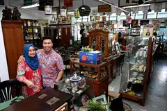 Encik Mohamed Sadri Mohamed Farick, yang lebih dikenali sebagai Boss Wak, dan isterinya, Cik Nur Aryana Aziz, memulakan perniagaan barangan vintaj mereka, Treasure At Home, didorong minat pada barangan lama.