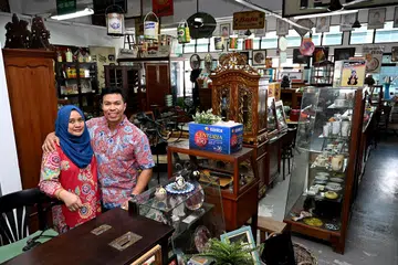 Encik Mohamed Sadri Mohamed Farick, yang lebih dikenali sebagai Boss Wak, dan isterinya, Cik Nur Aryana Aziz, memulakan perniagaan barangan vintaj mereka, Treasure At Home, didorong minat pada barangan lama.