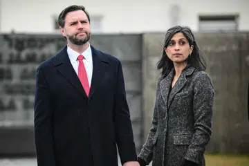 Naib Presiden Amerika Syarikat, JD Vance (kiri), berdiri bersama isterinya, Usha Vance, ketika mereka menyertai lawatan ke tapak peringatan Kem Konsentrasi Dachau di Dachau, selatan Jerman, pada 13 Februari 2025. Naib Presiden AS dijadualkan menghadiri Persidangan Keselamatan Munich (MSC).