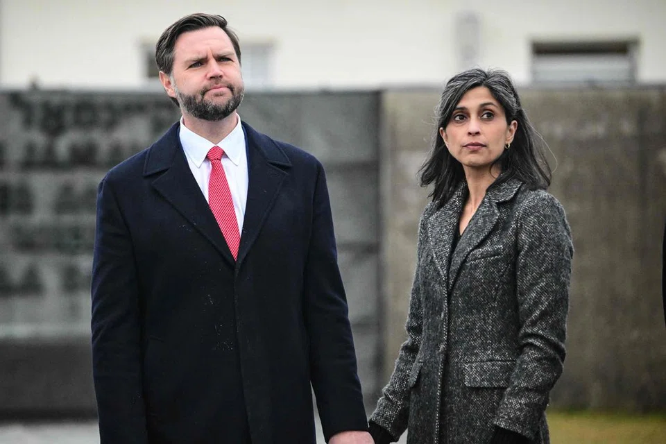 Naib Presiden Amerika Syarikat, JD Vance (kiri), berdiri bersama isterinya, Usha Vance, ketika mereka menyertai lawatan ke tapak peringatan Kem Konsentrasi Dachau di Dachau, selatan Jerman, pada 13 Februari 2025. Naib Presiden AS dijadualkan menghadiri Persidangan Keselamatan Munich (MSC).