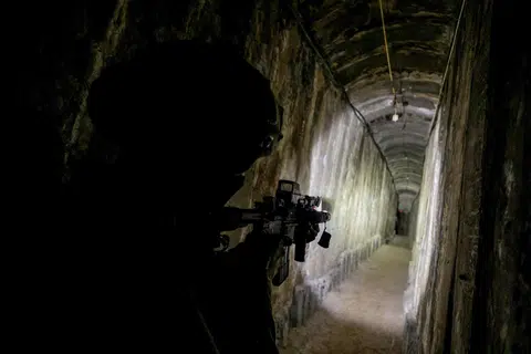 SIAP BANJIRI TEROWONG: Askar-askar Israel memeriksa terowong yang mereka dakwa ditemui di bawah Hospital Al-Shifa di Bandar Gaza. 