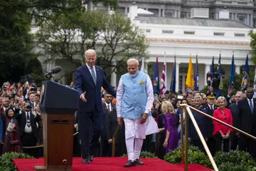 SAMBUTAN HANGAT: Presiden Amerika Syarikat, Encik Joe Biden (kiri) dan Perdana Menteri India, Encik Narendra Modi, di upacara rasmi menyambut kunjungan pemimpin India itu pada Khamis. 