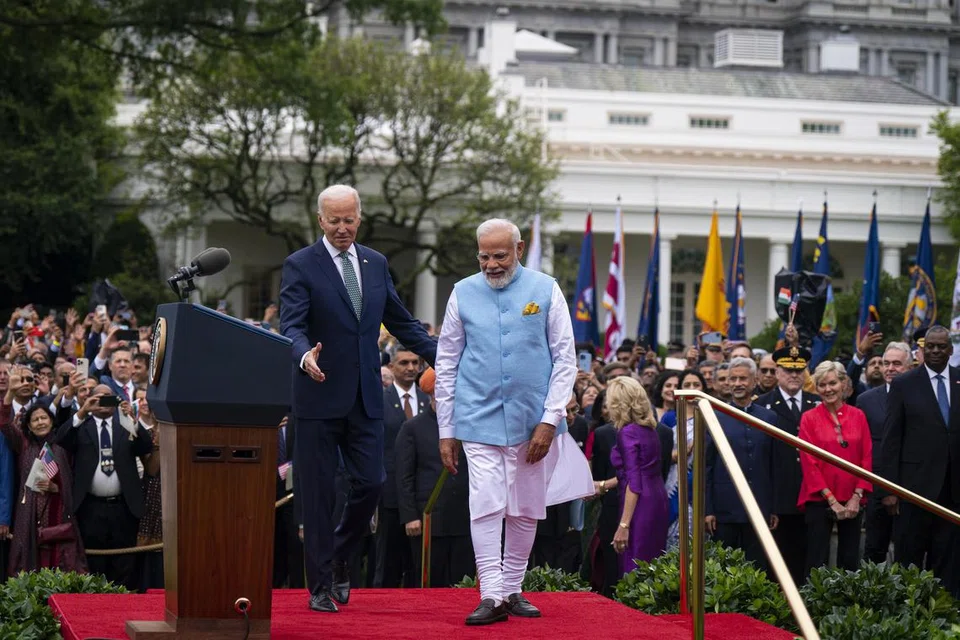 SAMBUTAN HANGAT: Presiden Amerika Syarikat, Encik Joe Biden (kiri) dan Perdana Menteri India, Encik Narendra Modi, di upacara rasmi menyambut kunjungan pemimpin India itu pada Khamis. 