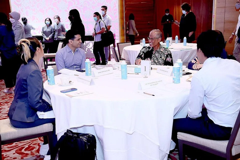 DEKATI MASYARAKAT: Encik Masagos (kanan) berinteraksi dengan sekumpulan saintis A*Star Melayu/Islam dalam satu sesi pendekatan bulan lalu. - Foto-foto fail