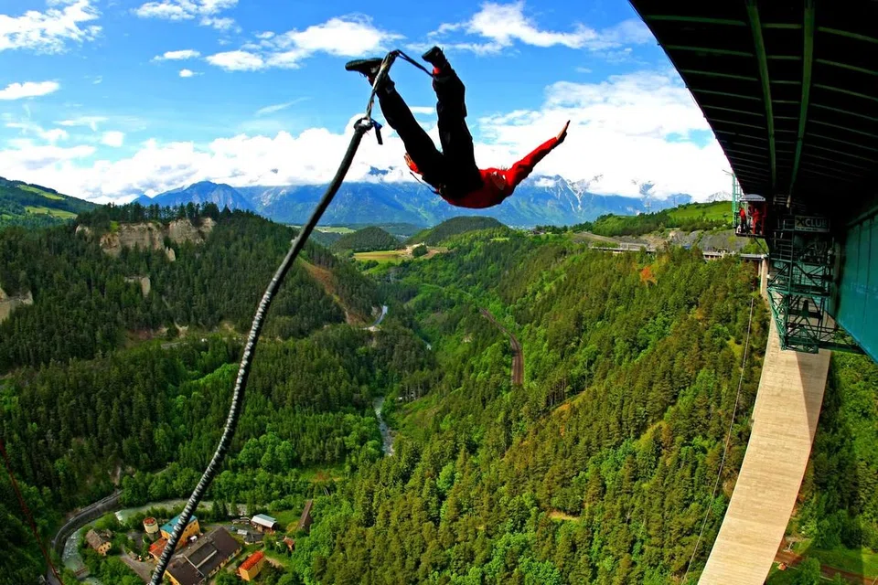 Rupert Hirner adalah lelaki pertama yang terjun ‘bungee’ dari jambatan di Austria sepanjang 777 meter yang juga dikenali sebagai Jambatan Eropah.