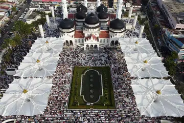 Indonesia merupakan negara dengan paling ramai penganut Islam. Gambar yang dirakam menggunakan dron menunjukkan masyarakat Aceh menunaikan solat sunat Aidiladha di Masjid Raya Baiturrahman, Banda Aceh, Indonesia, pada 6 Jun 2025. Aidiladha merupakan hari kebesaran Islam yang paling suci daripada dua perayaan utama umat Islam. Ia menandakan musim ibadah haji ke Makkah, tempat paling suci dalam Islam. 